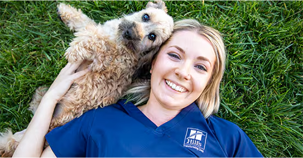 Νοσηλεύτρια με γκρίζες και πορτοκαλί γάτες