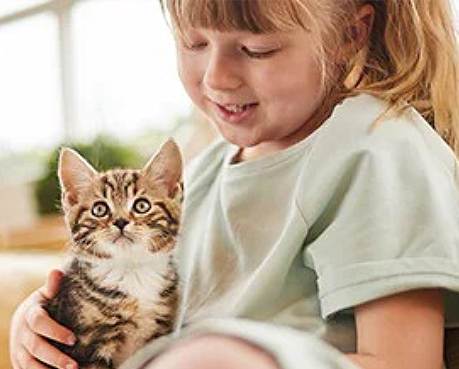 Κορίτσι με χαρούμενη γατούλα