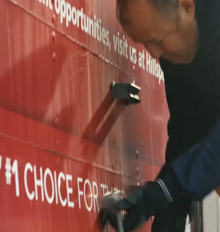 Ένας άνδρας που εργάζεται για το Hill's Disaster Relief Network