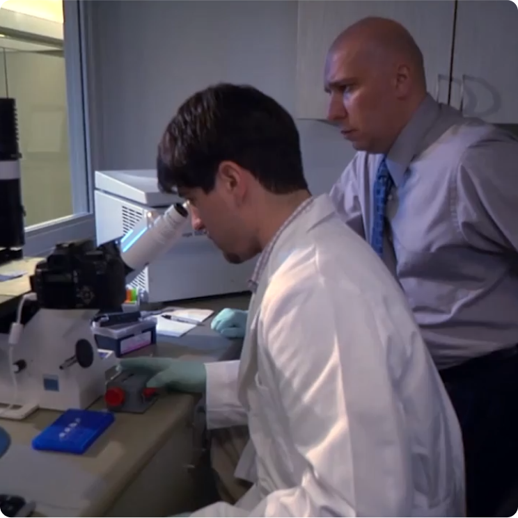 Δύο επιστήμονες της Hill's Pet Nutritio